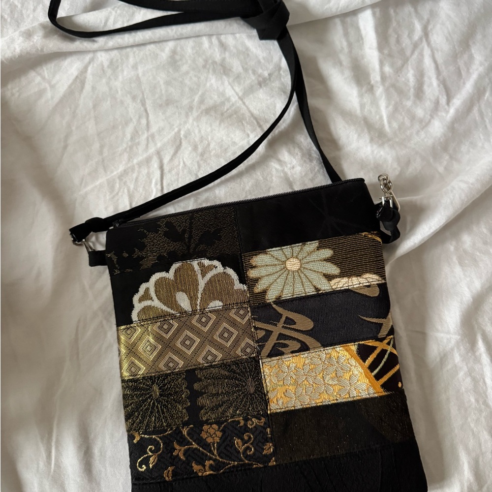 Chic Patchwork Shoulder Bag in Black and Gold